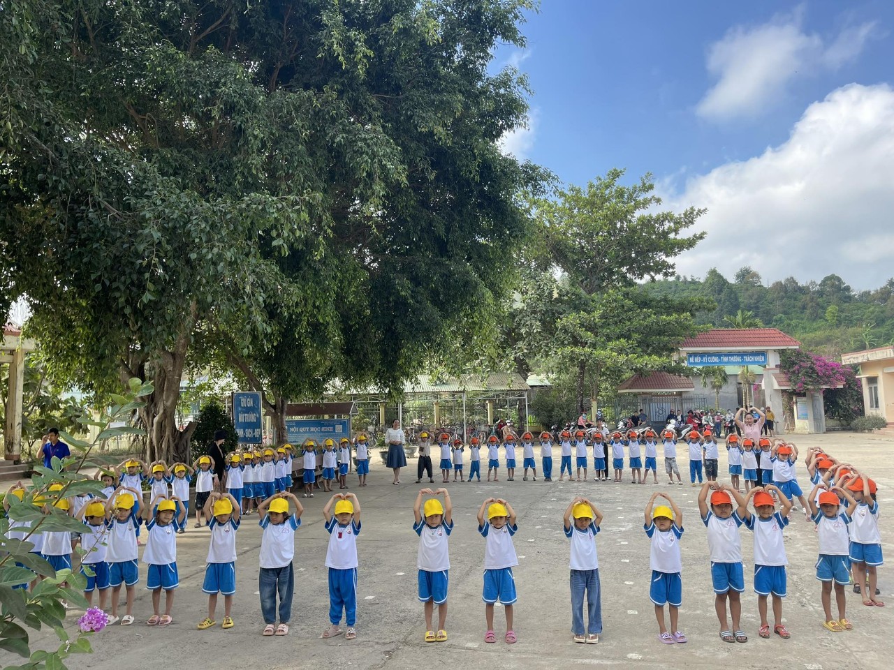 Trường Mẫu giáo Tuổi Thơ phối hợp với trường Tiểu học Kim  Đồng, tổ chức cho trẻ mẫu giáo 5 tuổi tham quan trường tiểu học.